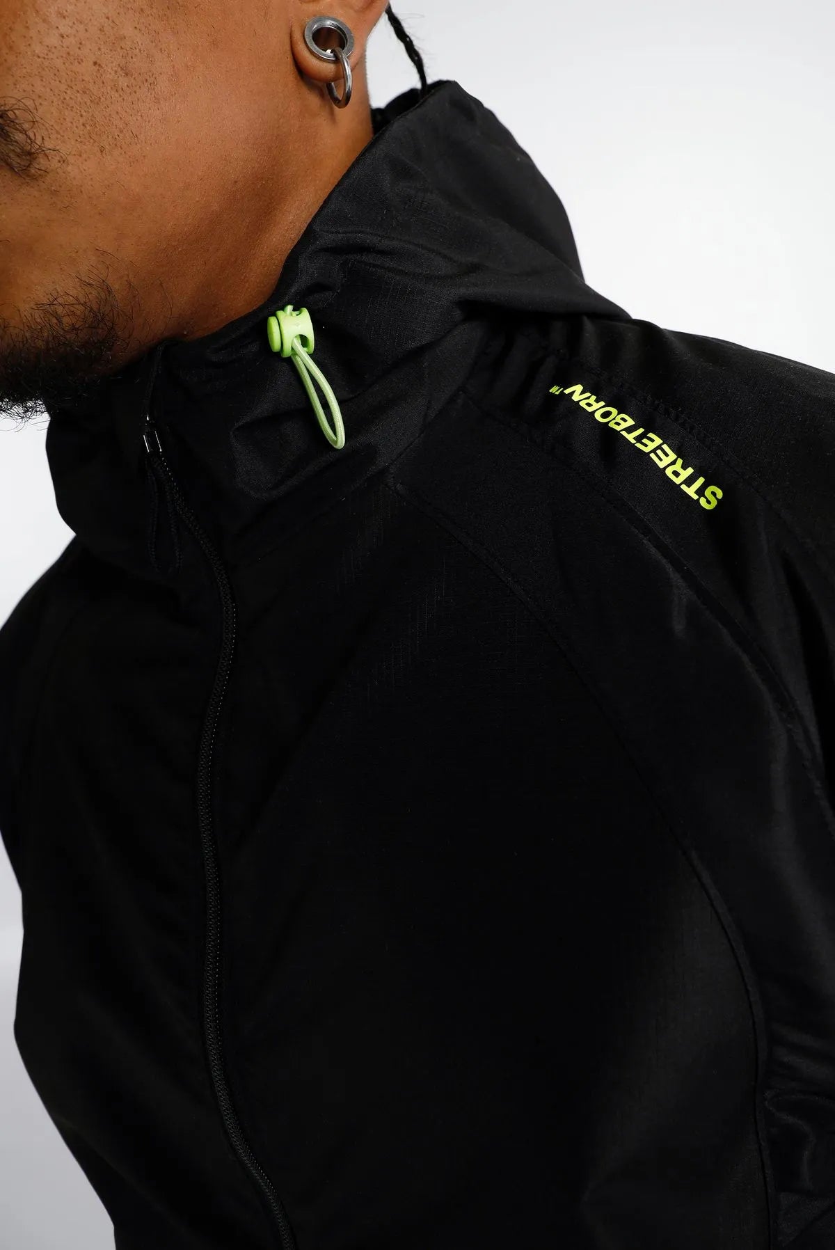 CHAQUETA CON CHOMPA NEGRO TEXTO