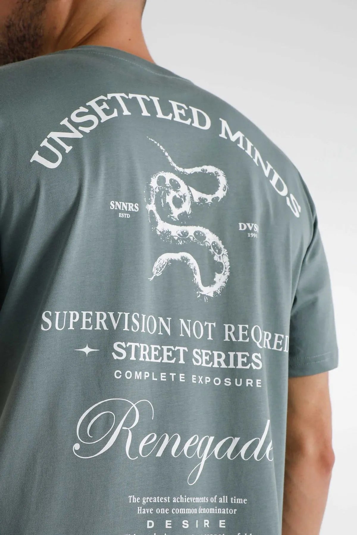 CAMISETA BOX FIT VERDE TEXTO