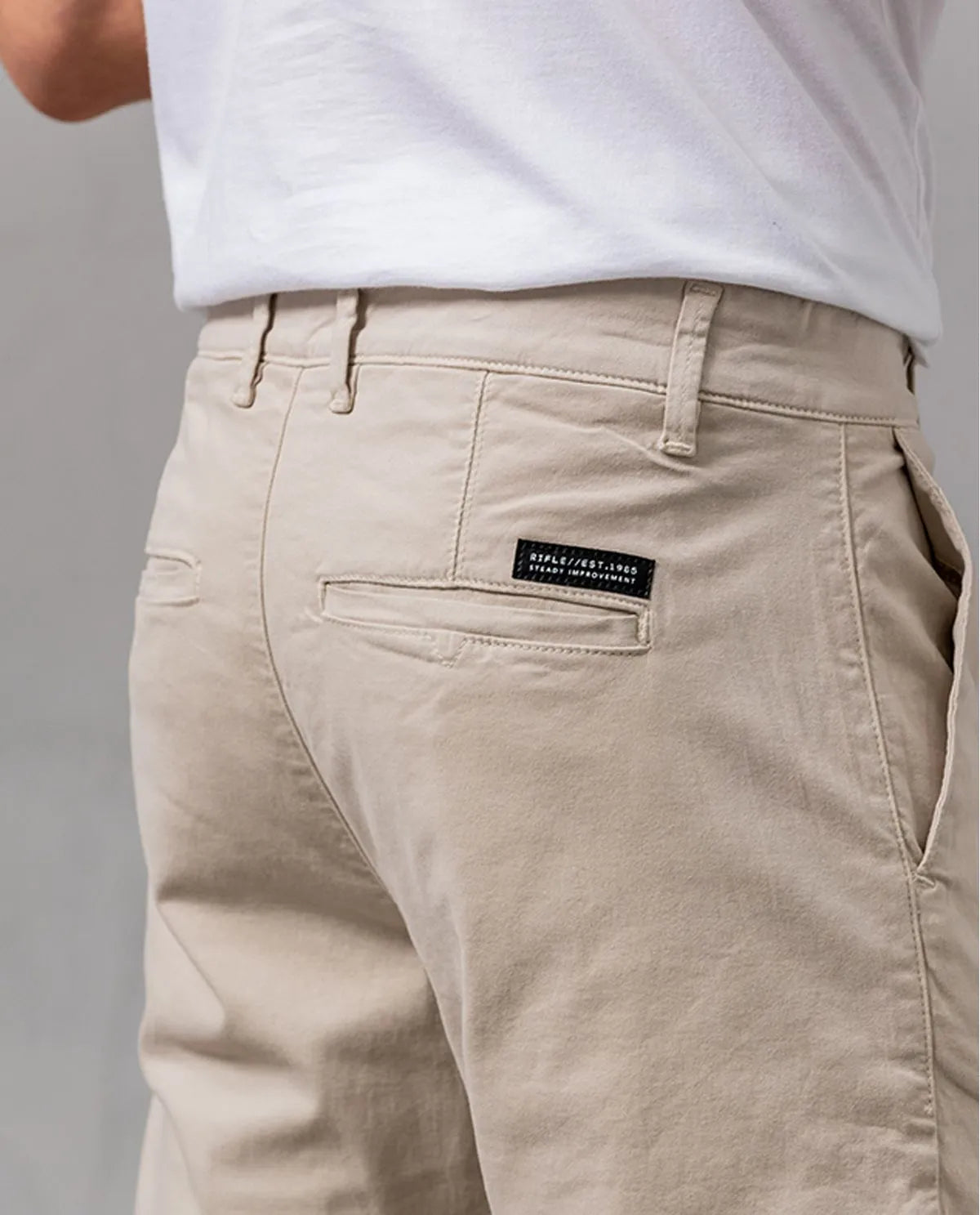 Pantalon de tela crema tipo chino para hombre
