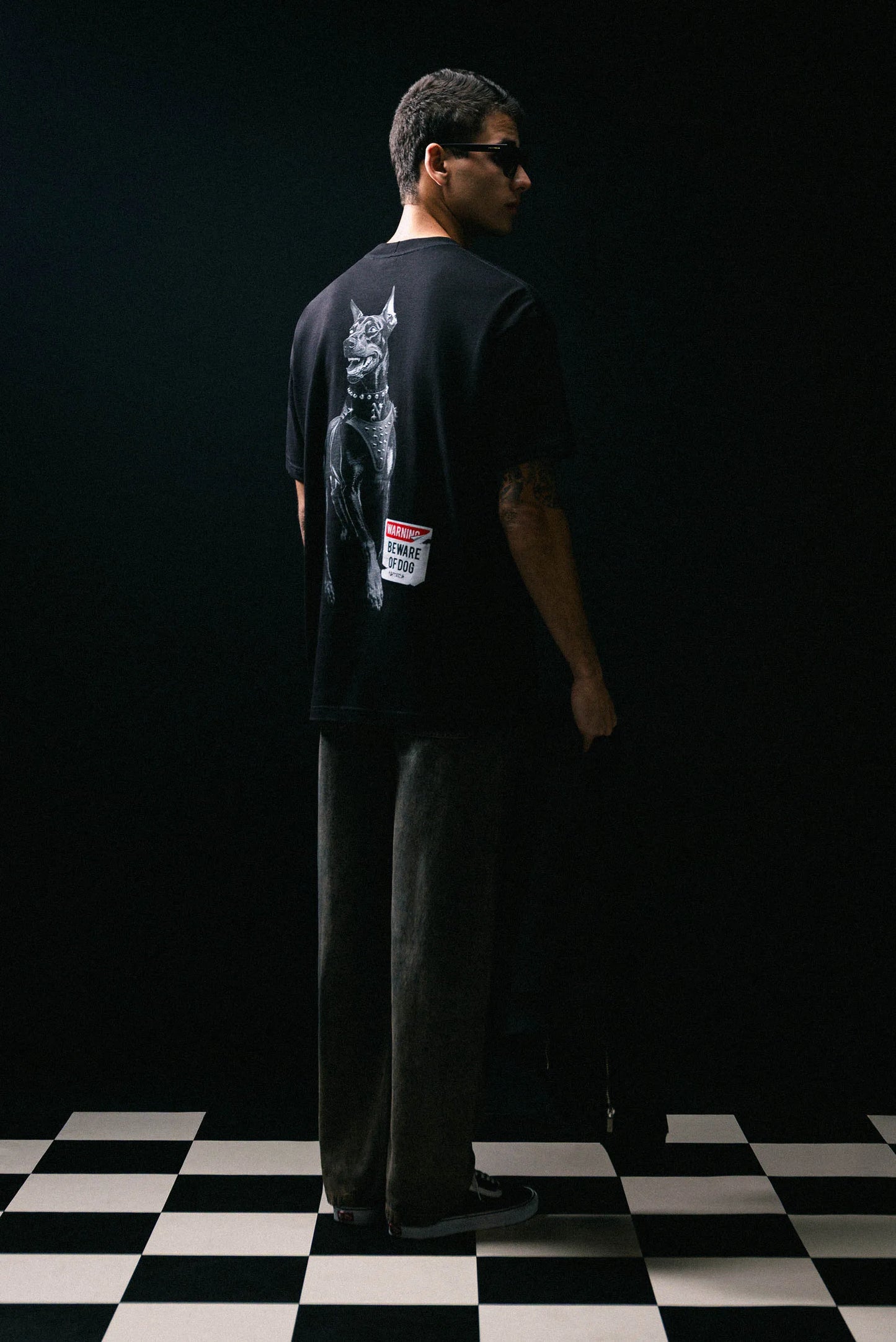 Camiseta Oversize Negro Be Aware of Dog