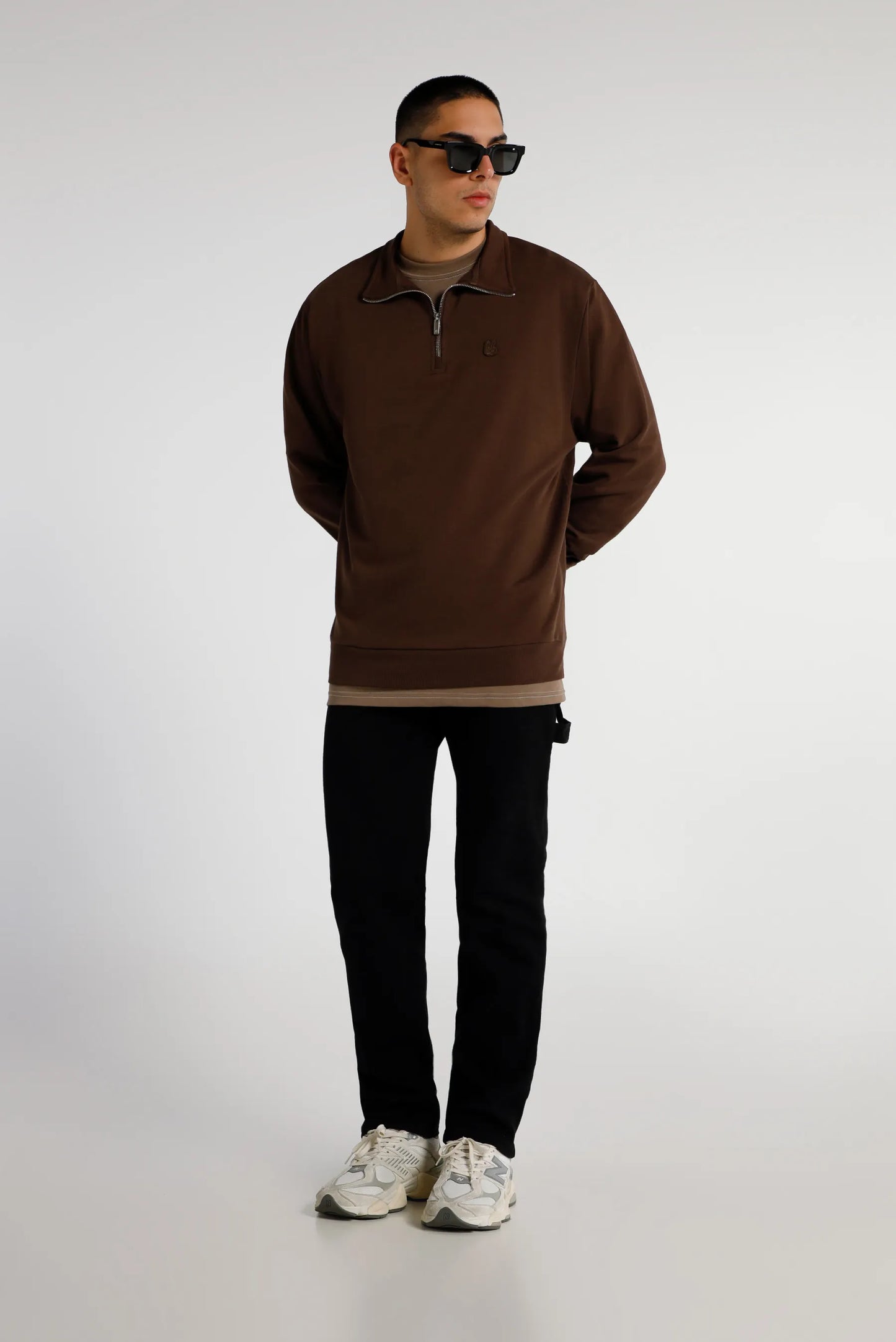 Abrigo tipo buzo pullover con cierre café