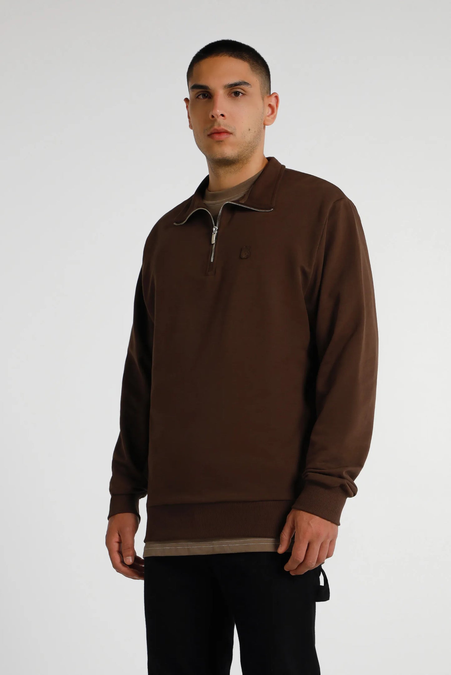 Abrigo tipo buzo pullover con cierre café
