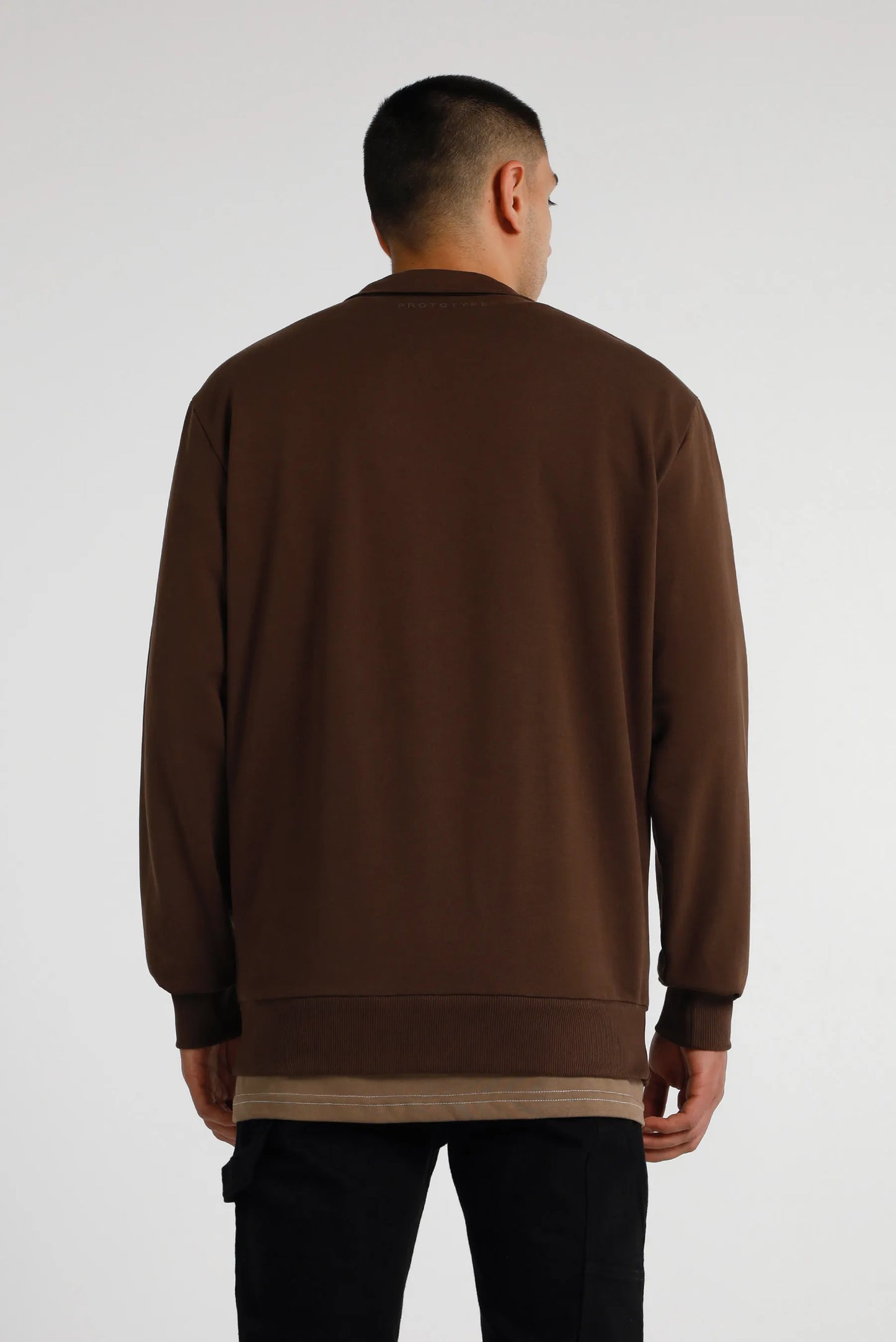 Abrigo tipo buzo pullover con cierre café