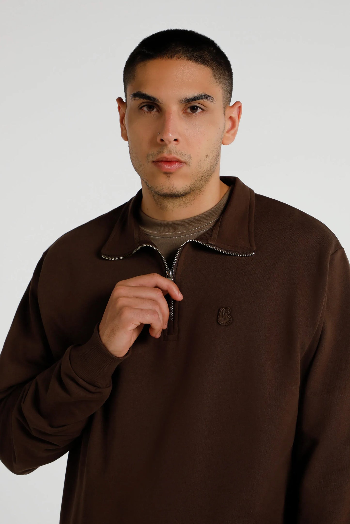 Abrigo tipo buzo pullover con cierre café