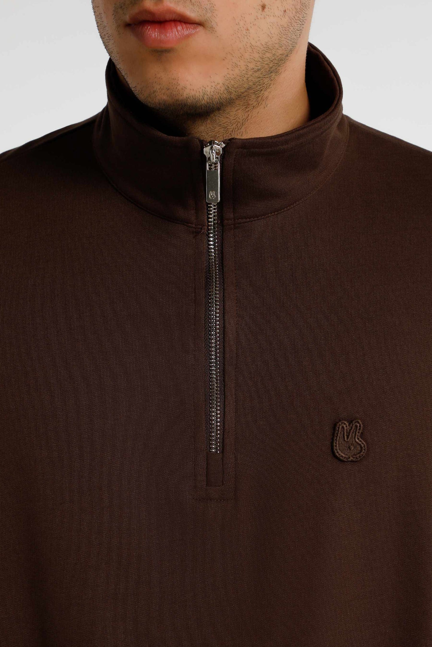 Abrigo tipo buzo pullover con cierre café