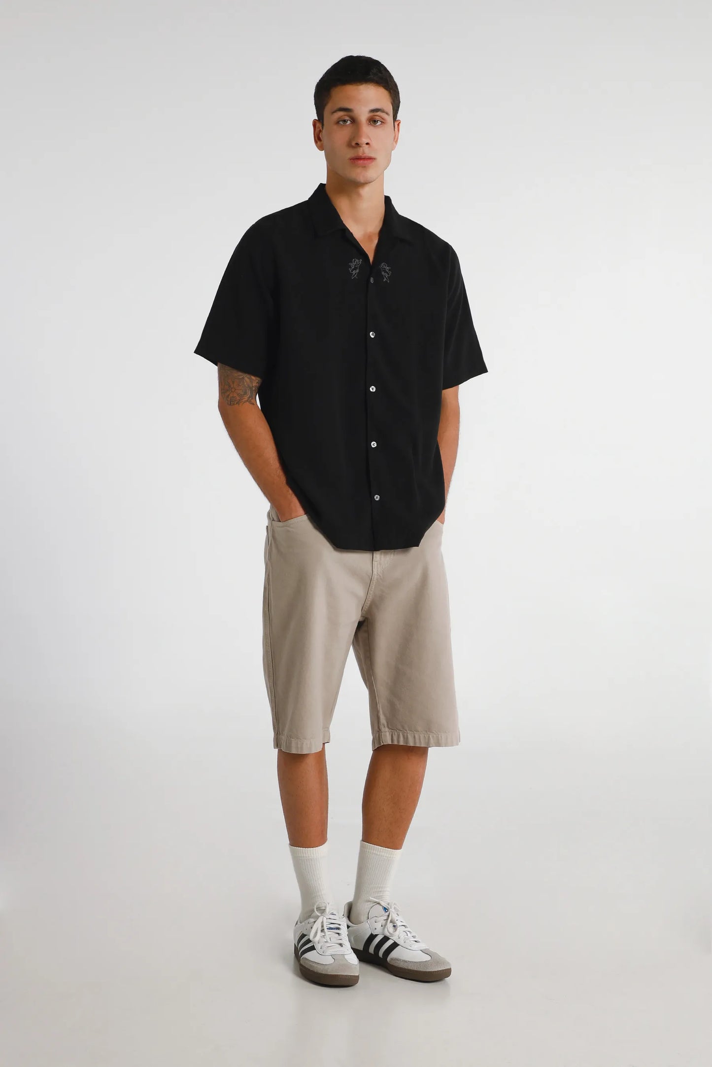 Camisa oversize negro ilustración
