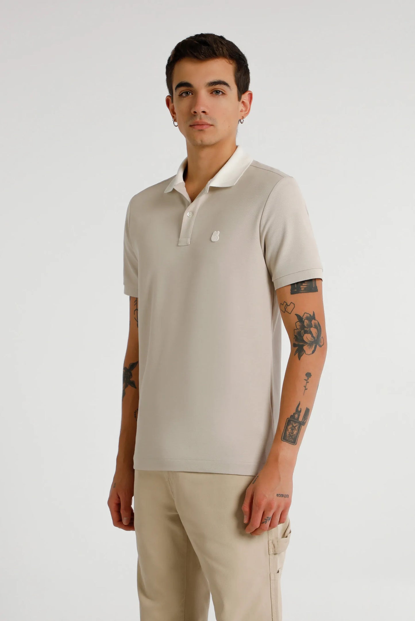 Camiseta polo gris básico