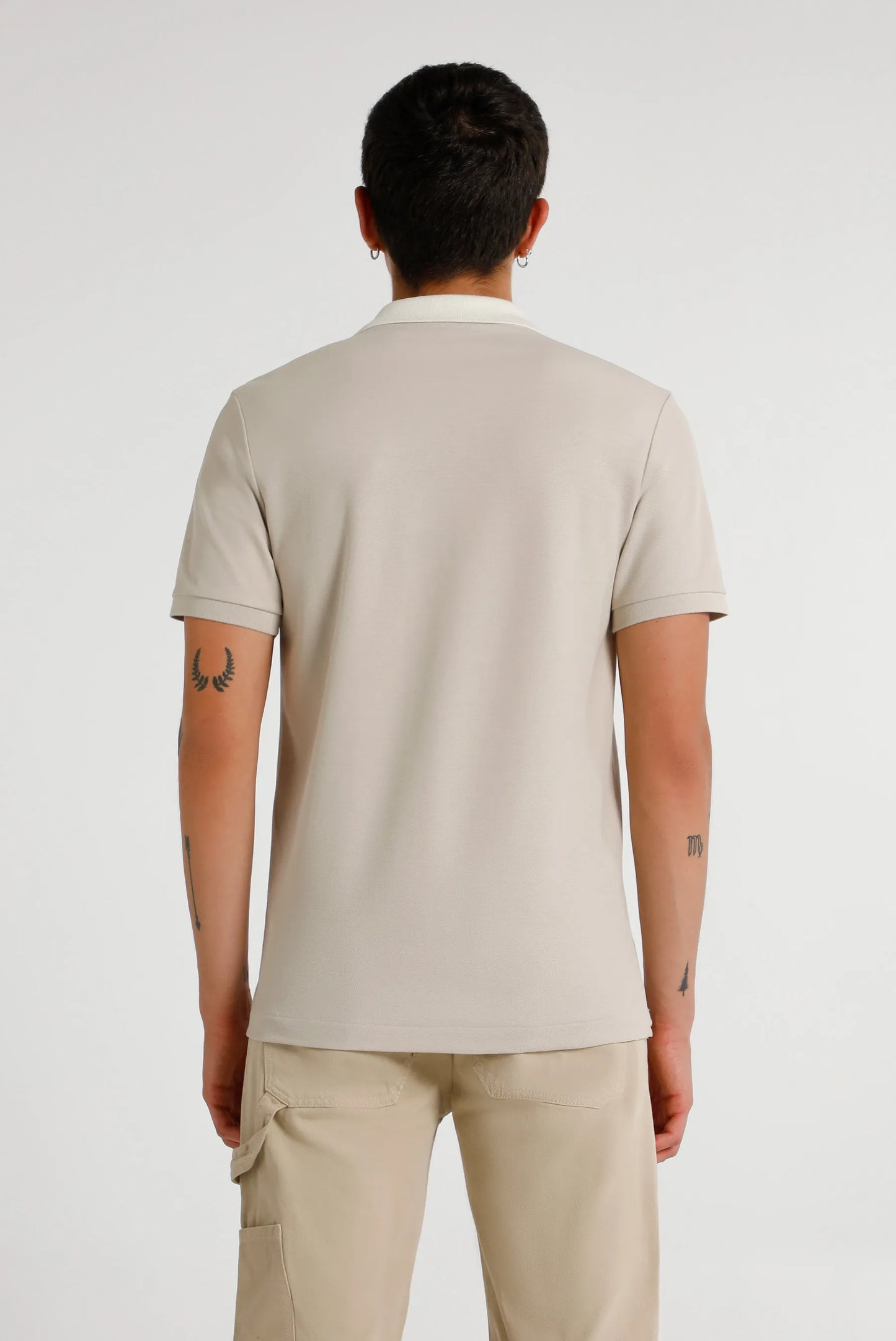 Camiseta polo gris básico