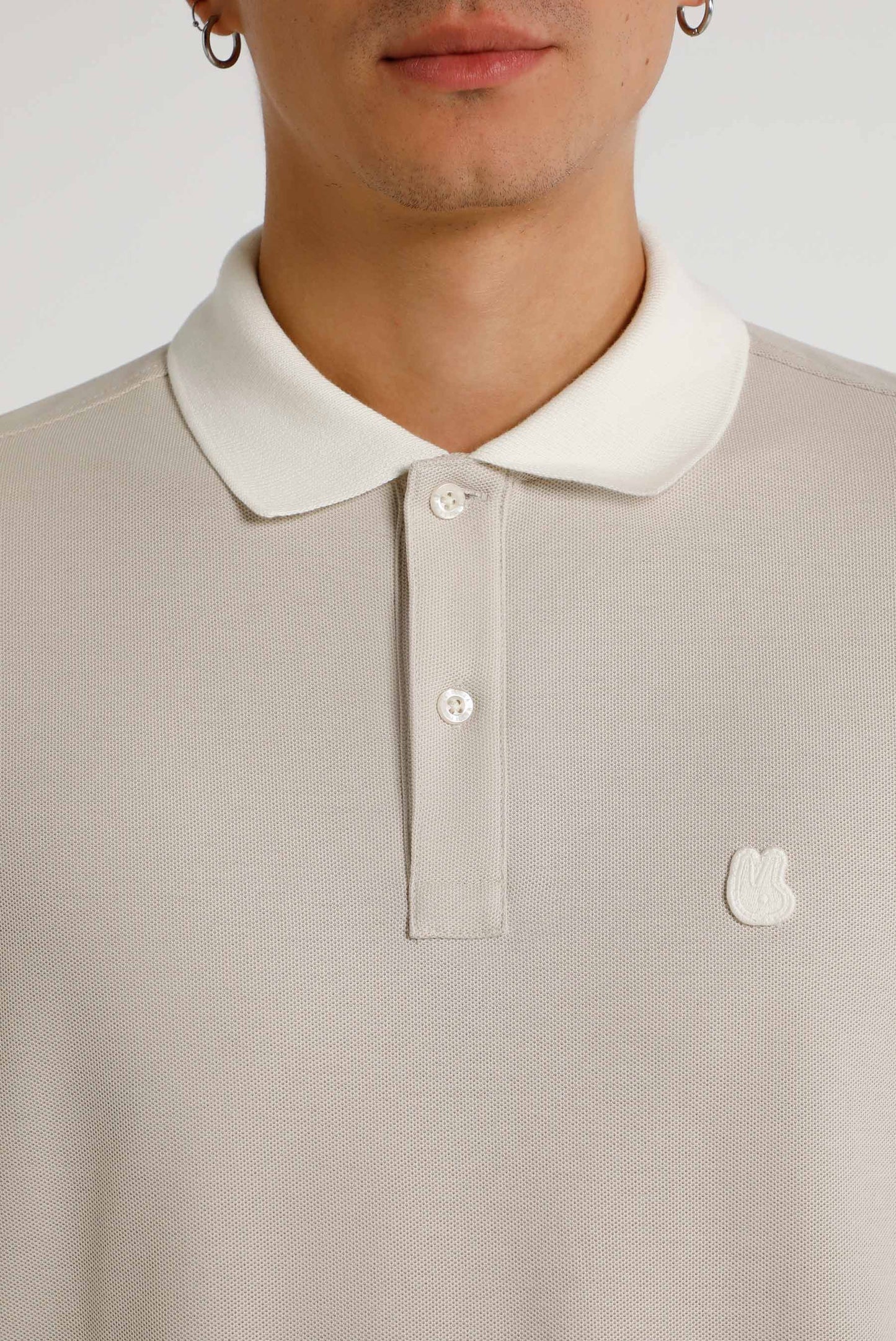 Camiseta polo gris básico