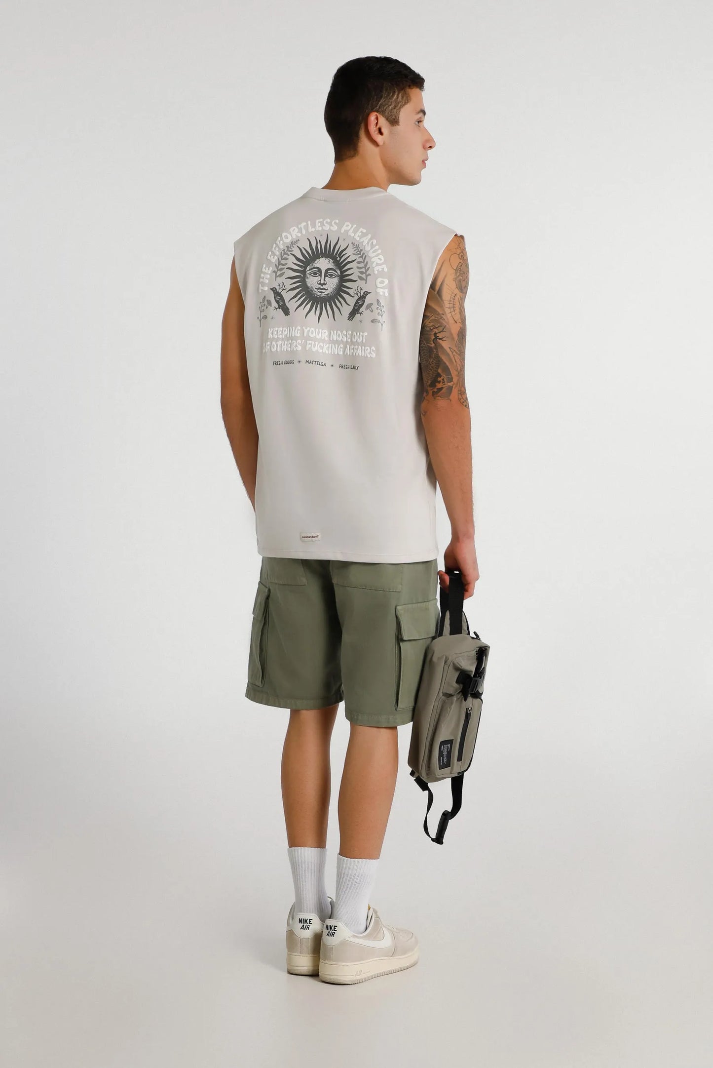 Camiseta tank gris ilustración