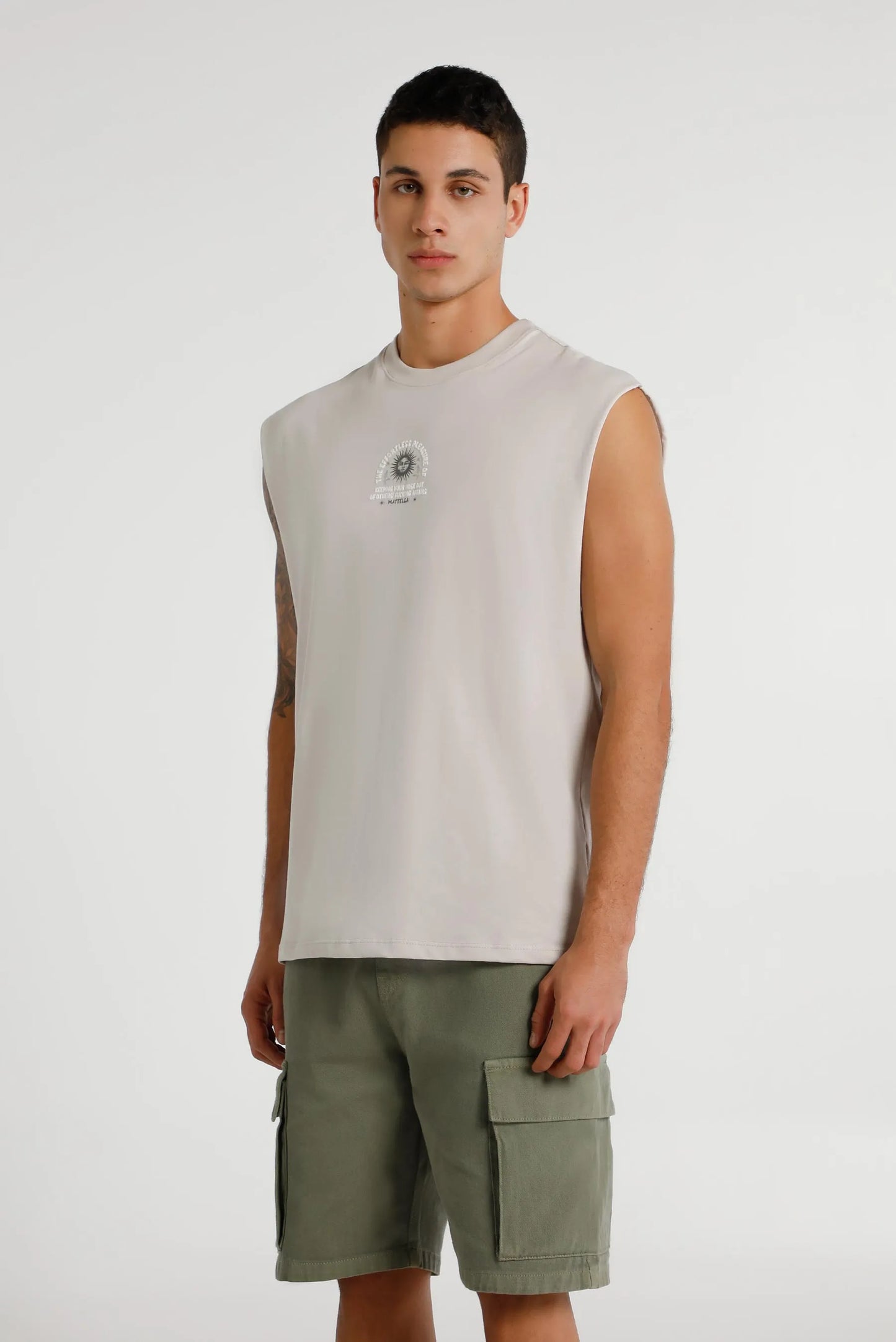 Camiseta tank gris ilustración