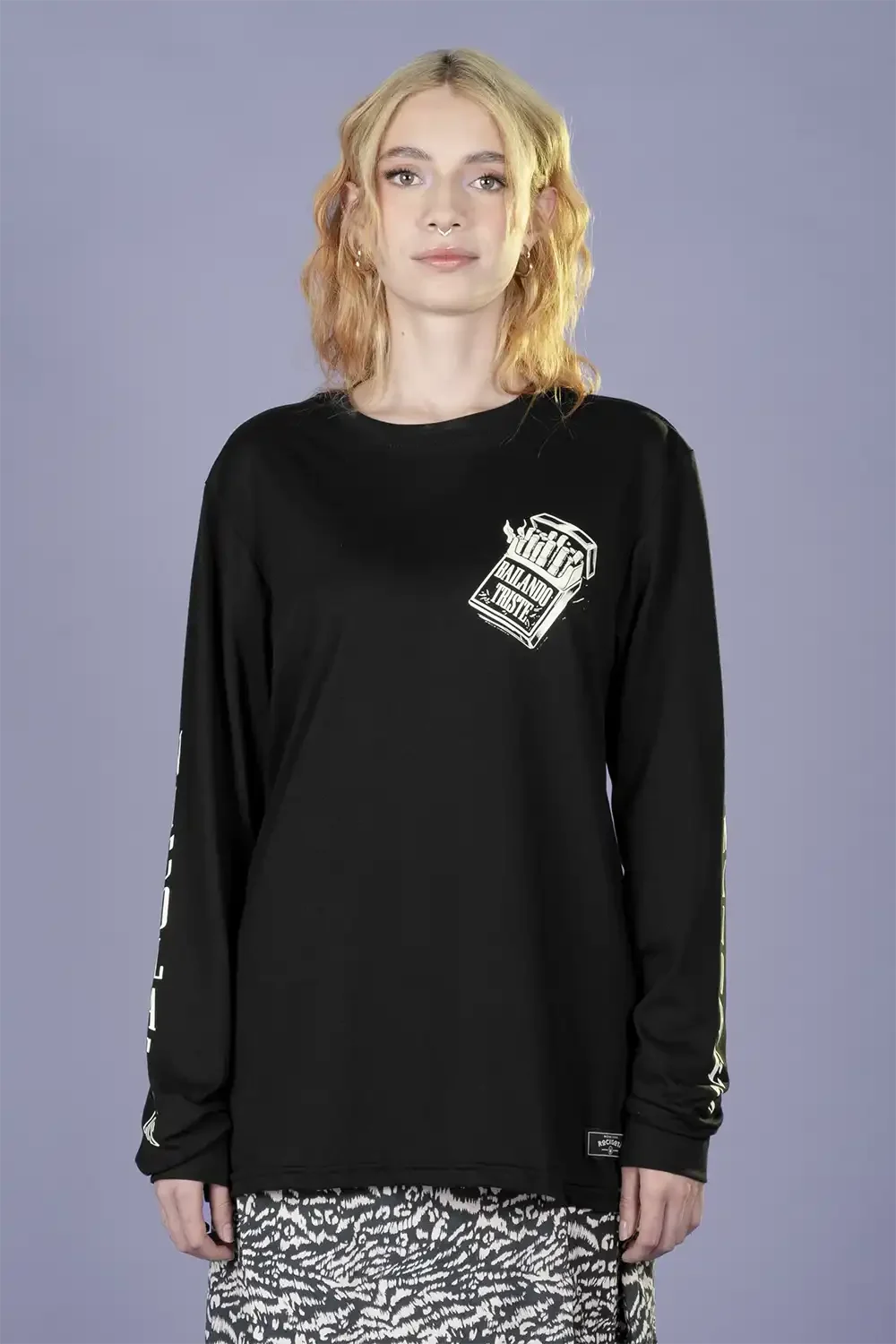 CAMISETA MAGA LARGA UNISEX BAILANDO TRISTE NICOLAS Y LOS FUMADORES