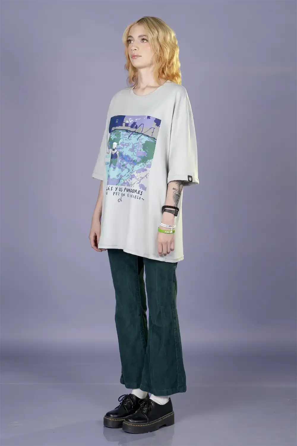 CAMISETA OVERSIZE COMO PEZ EN EL HIELO NICOLAS Y LOS FUMADORES