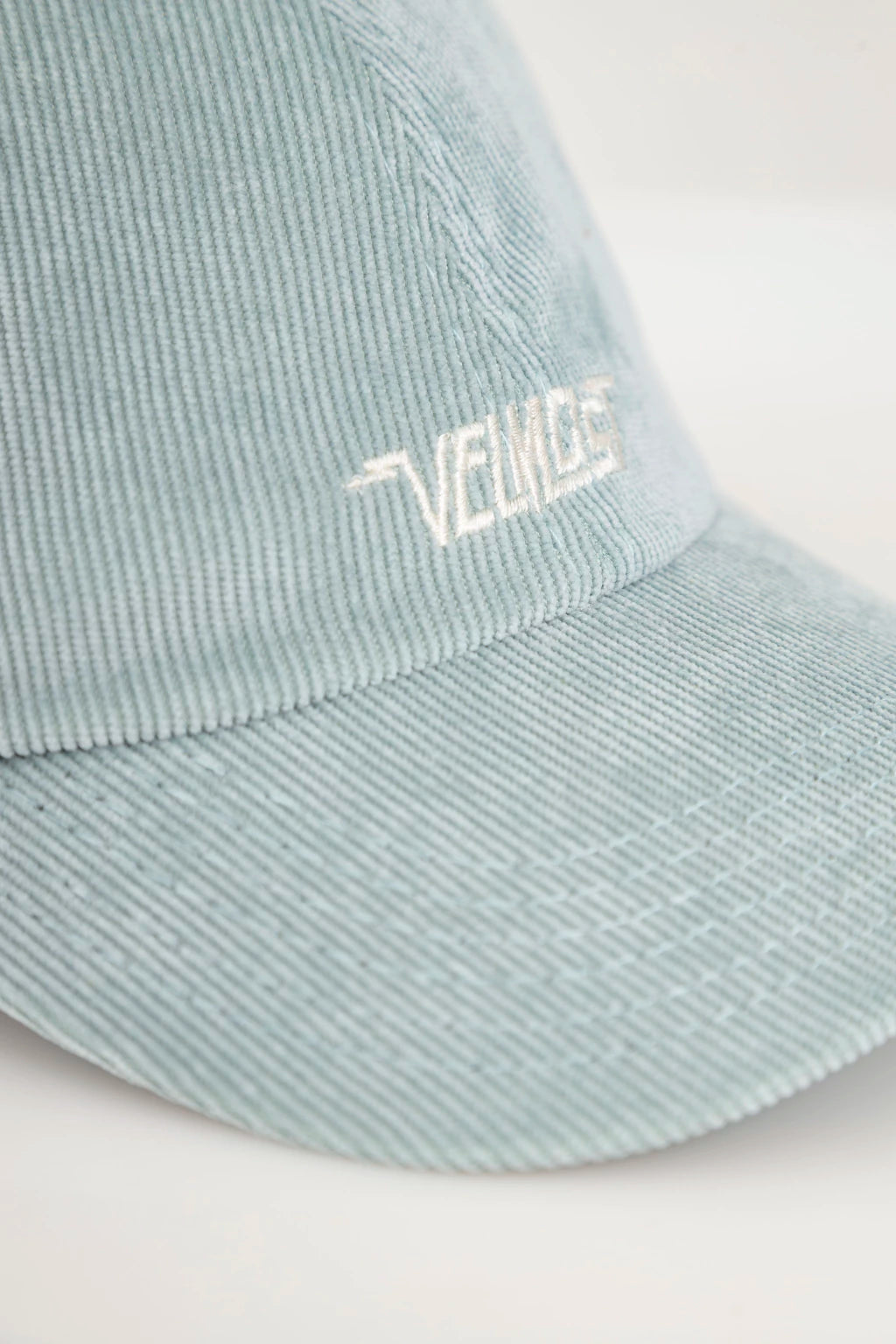 GORRA LOGO RAYO CORDUROY (VERDE MENTA)