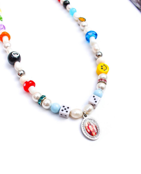 Collar de perlas con dije de Jesucristo