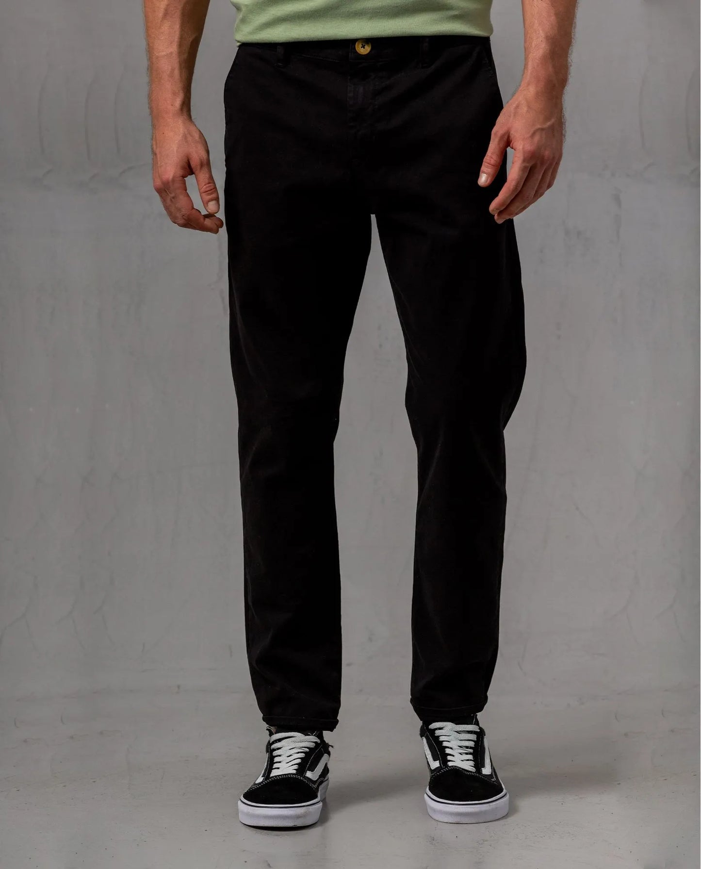 Pantalon de tela negro tipo chino para hombre