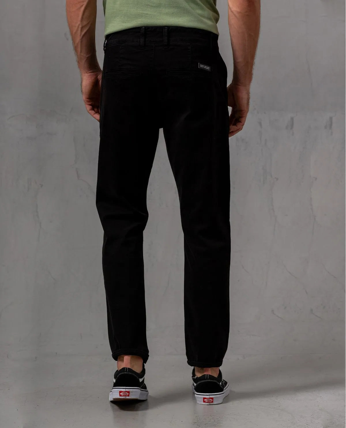 Pantalon de tela negro tipo chino para hombre