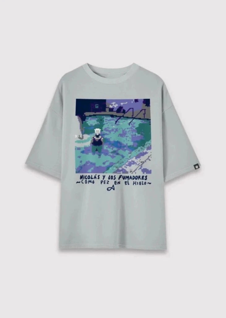 CAMISETA OVERSIZE COMO PEZ EN EL HIELO NICOLAS Y LOS FUMADORES