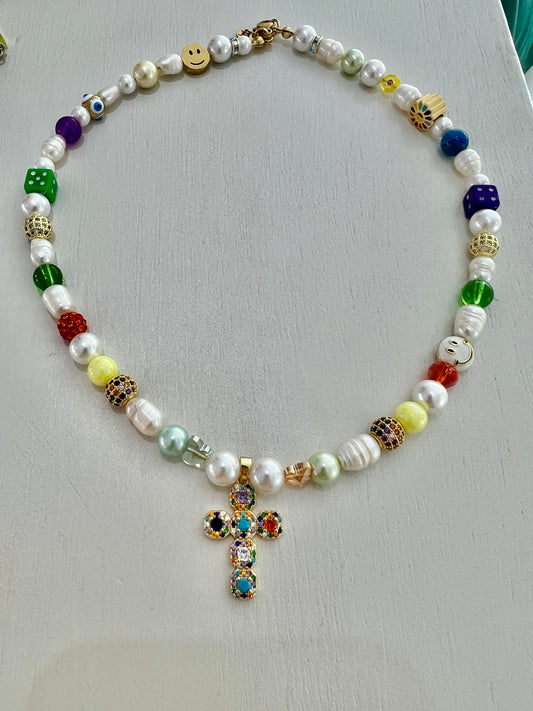 Collar de perlas con dije de cruz