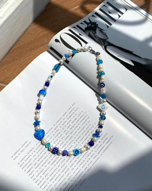 Collar azul con perlas